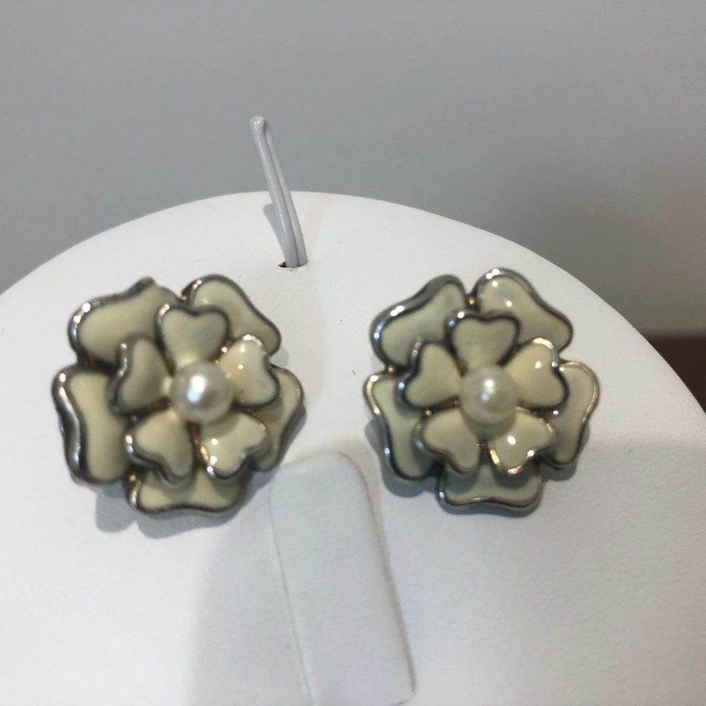 Vintage Silver Tone Cream Flower With Pearl Stud Earrings. - Picture 4 of 16